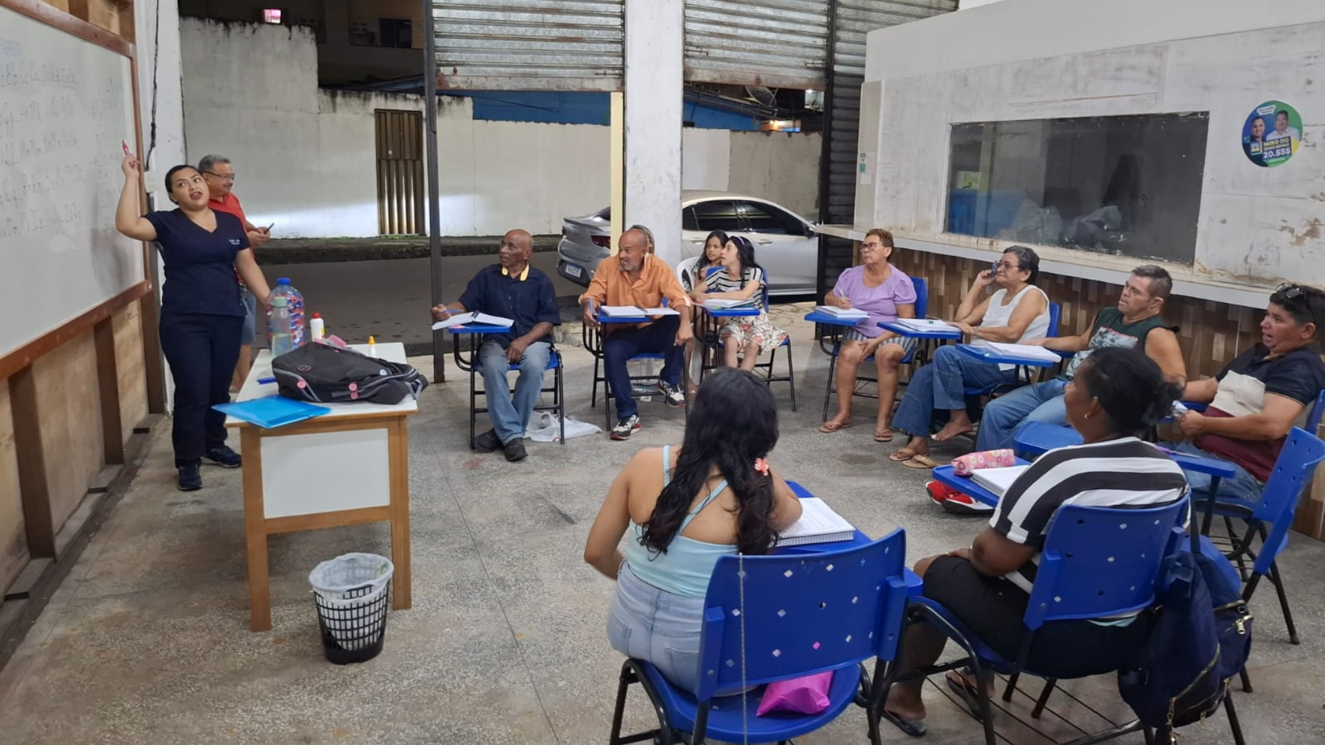 Rótulos ajudam alunos da EJA a aprenderem o alfabeto no Amazonas