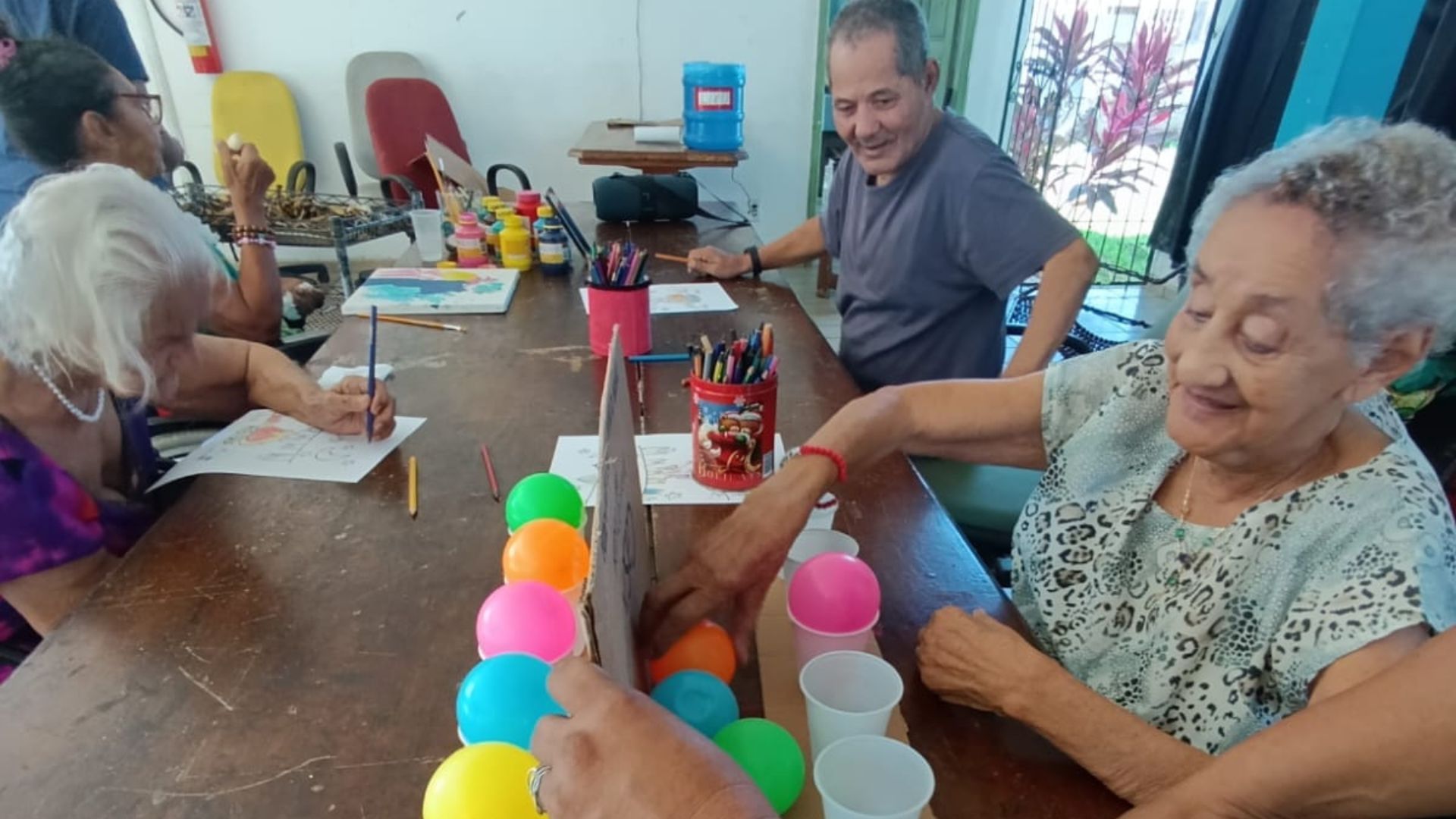 Professora do Acre mistura diversão e aprendizado em turma de EJA no Lar Vicentino