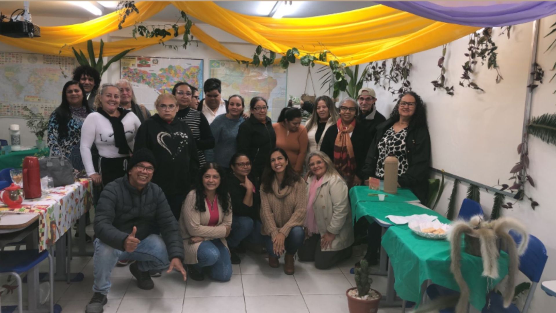 Misturando saberes e sabores, turma de EJA em Santa Catarina aprende e ensina em noite dos chás