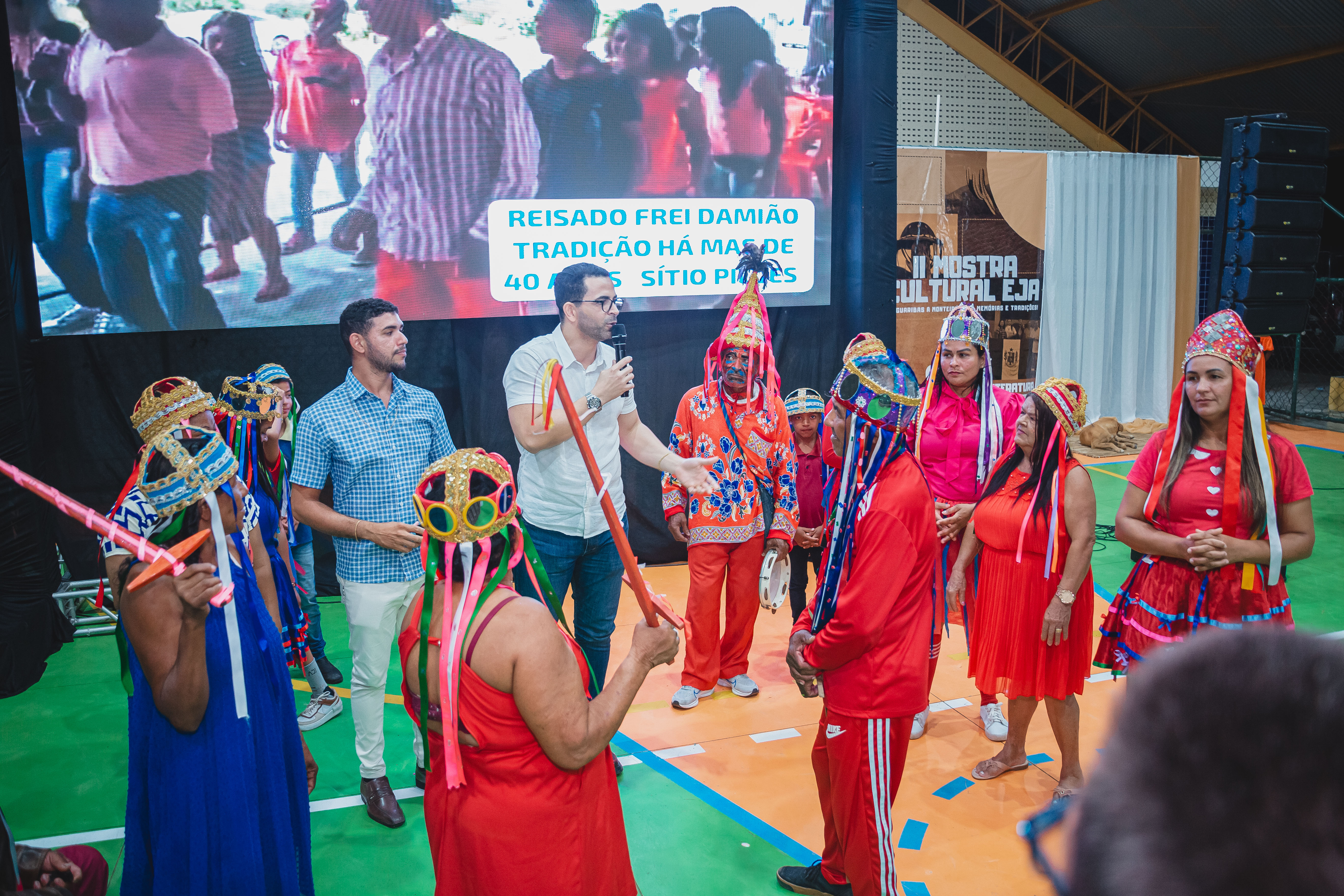 Alunos da EJA resgatam história de povoados em mostra cultural