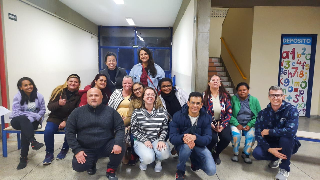 Alunos da EJA contam suas histórias em livro; projeto une protagonismo e alfabetização