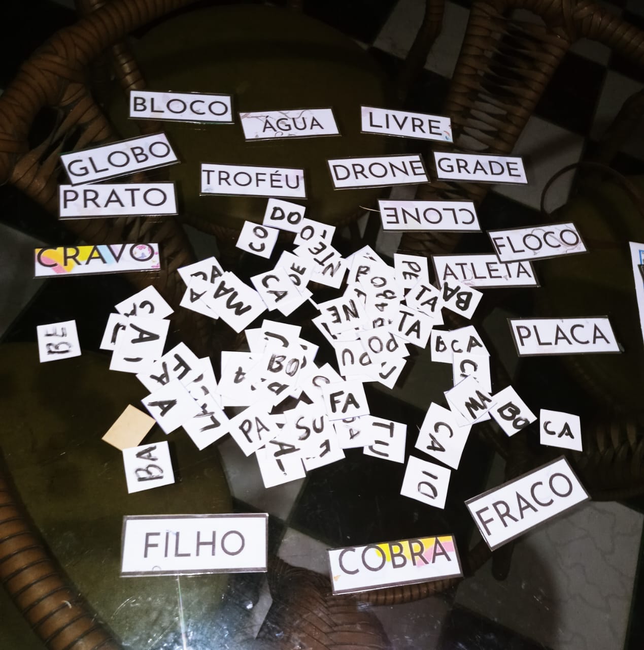Palavras embaralhadas sobre mesa