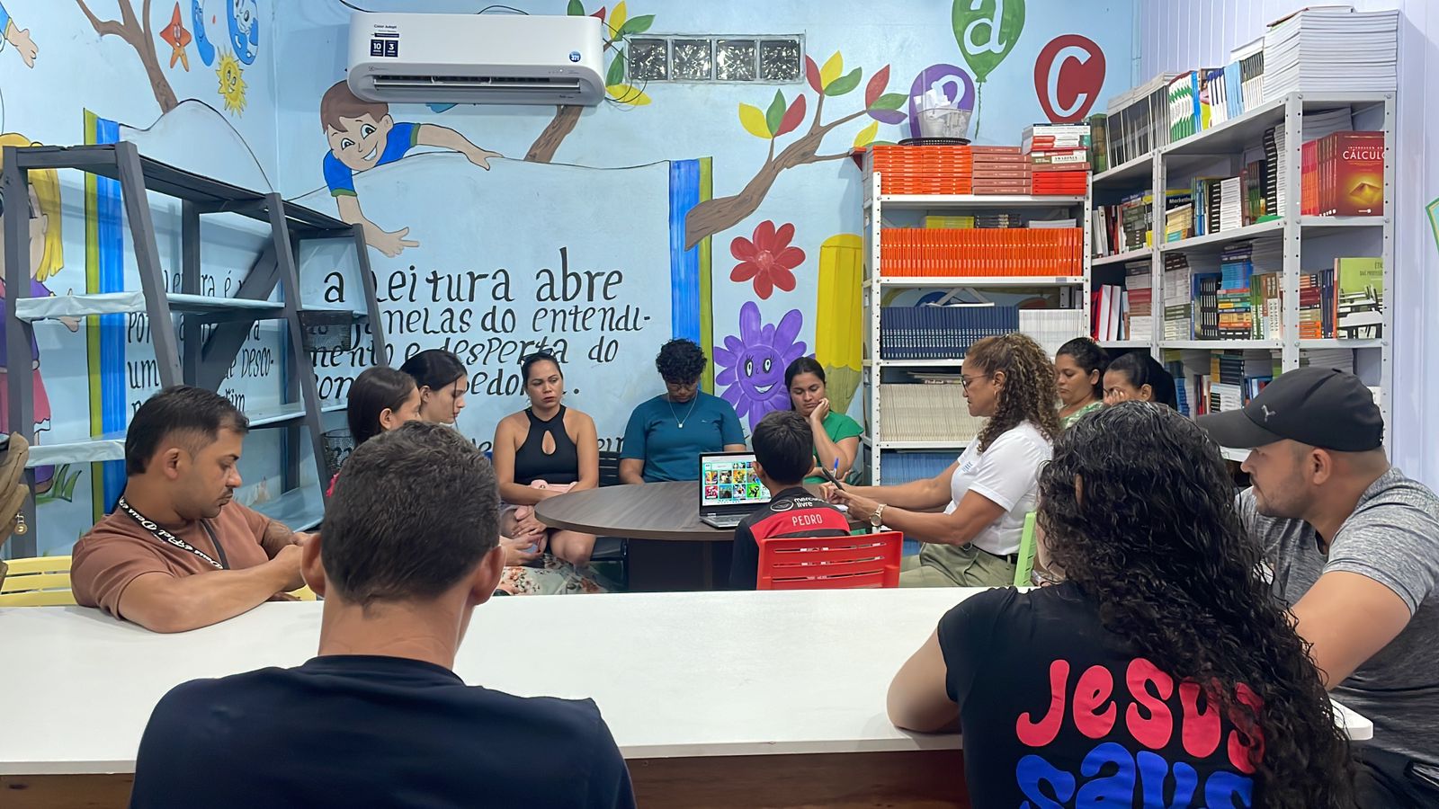 professores sentados em roda