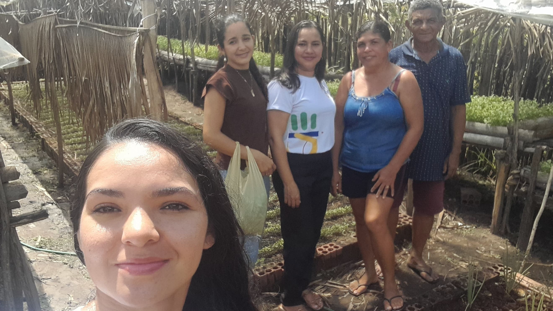 Selfie mostra professoras e aluna em plantação