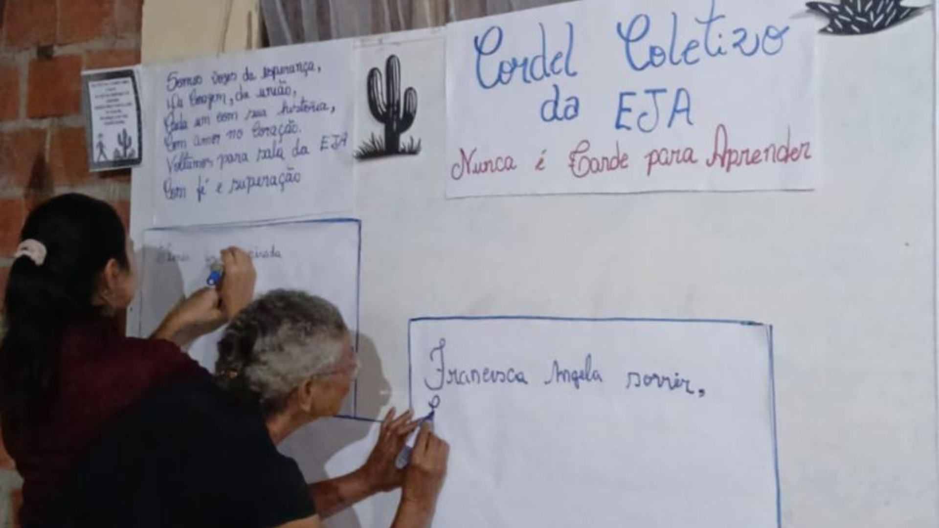 Alunas escrevendo no quadro