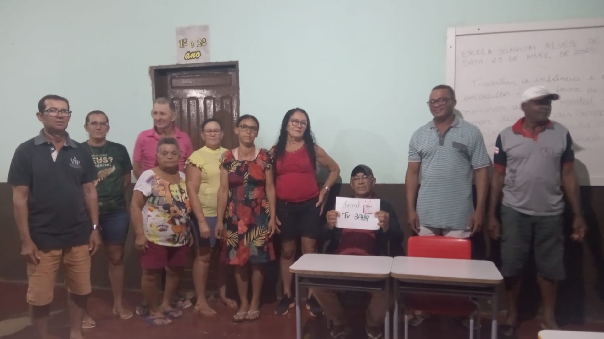 Alunos apresentando jornal