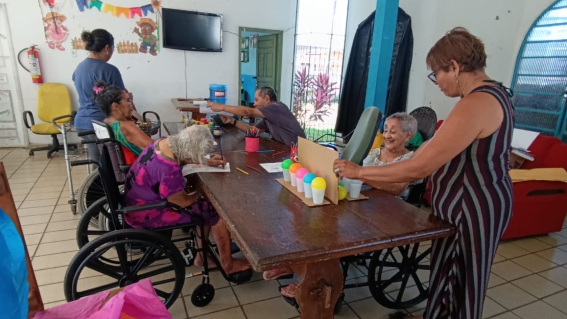 Professora com alunos