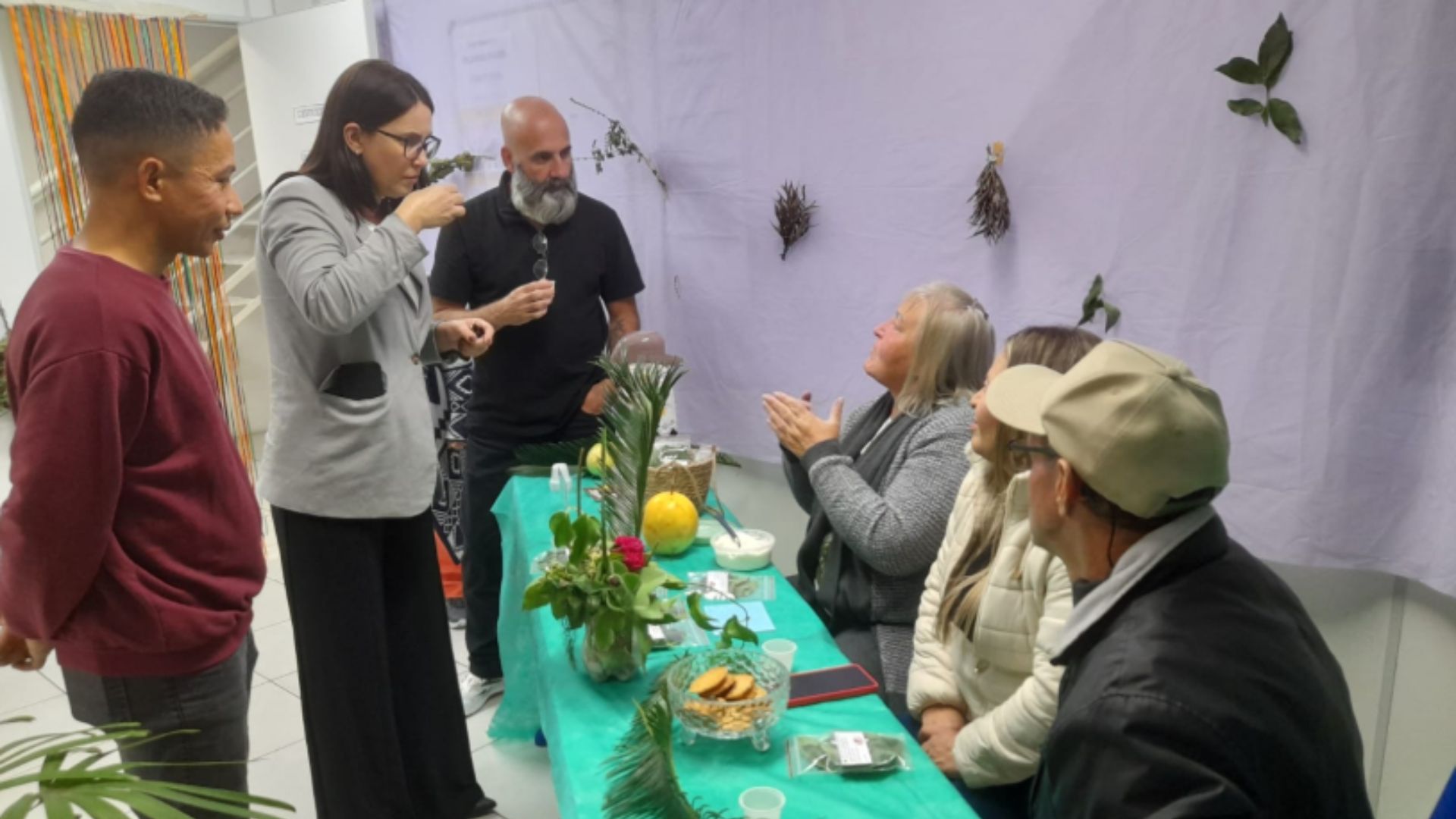 Estudantes apresentam chás para visitantes