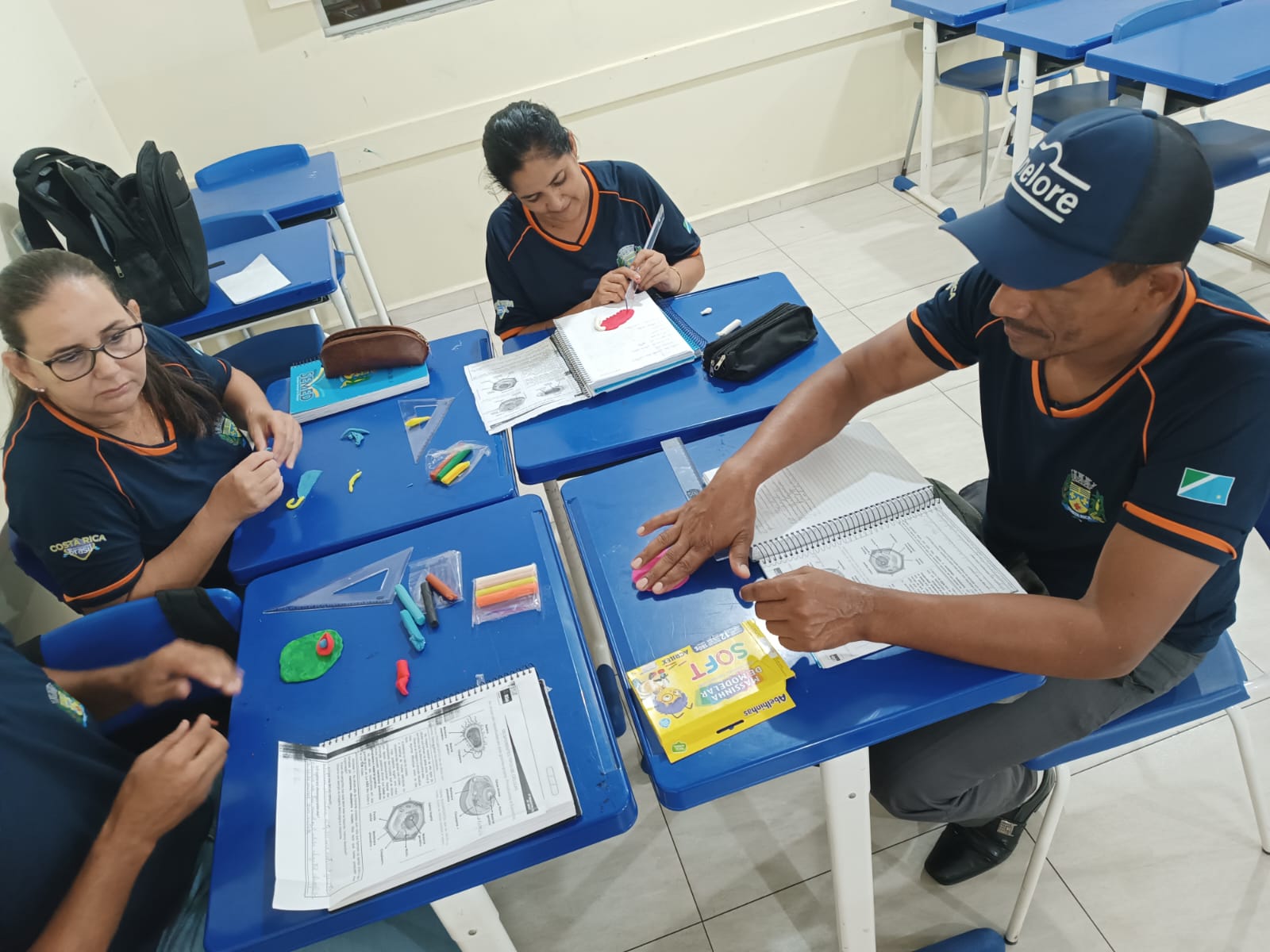 Alunos sentados em grupo