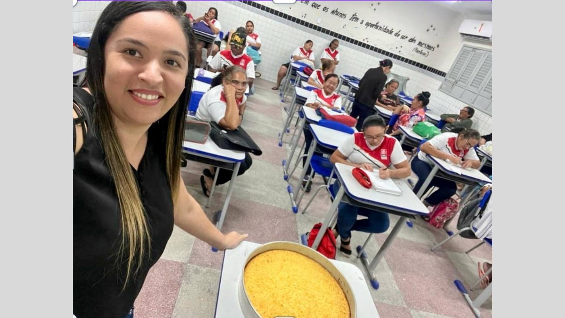 Professora e turma da EJA
