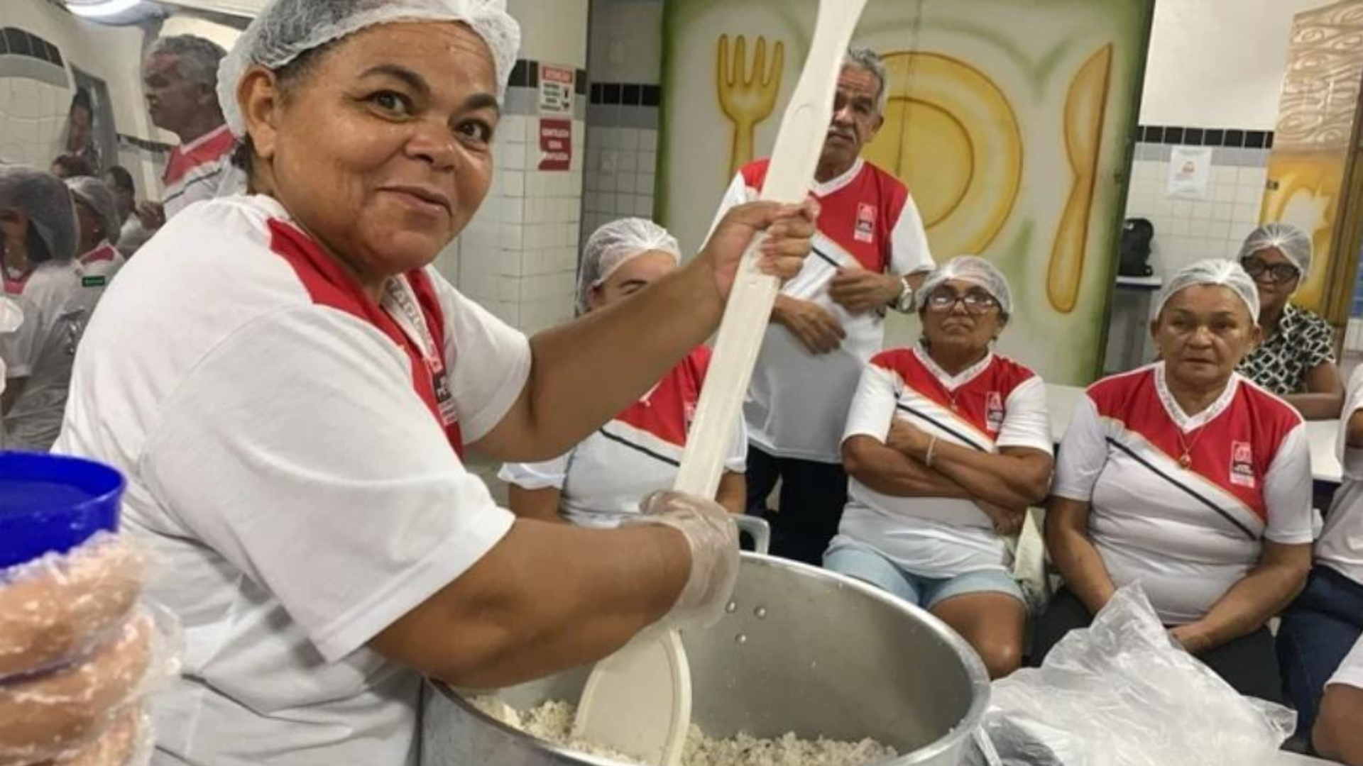 Alunos cozinhando