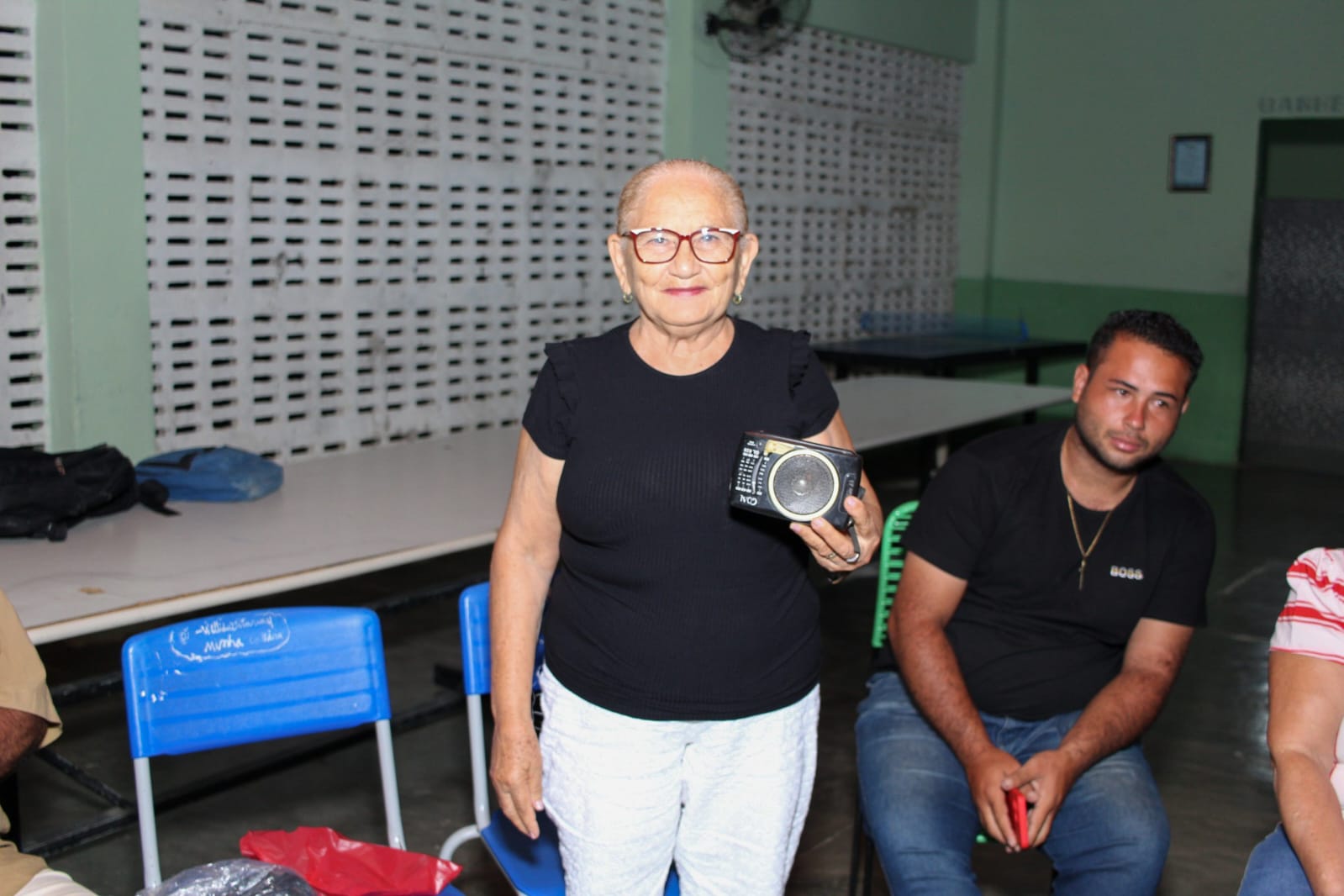 Senhora segurando máquina fotográfica antiga