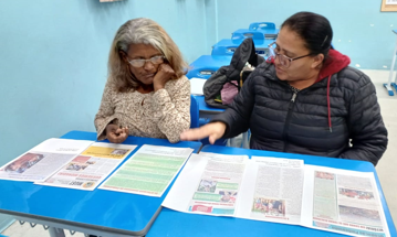 Duas estudantes lendo notícias