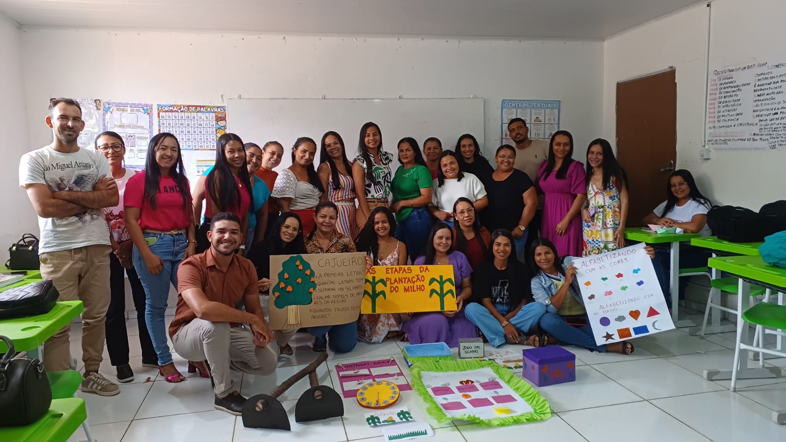 Professores posam para foto após formação.